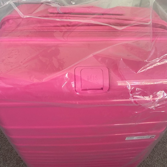 Beis Bundle The 29" and 26" Check-In Roller in Barbie Pink - Picture 6 of 14